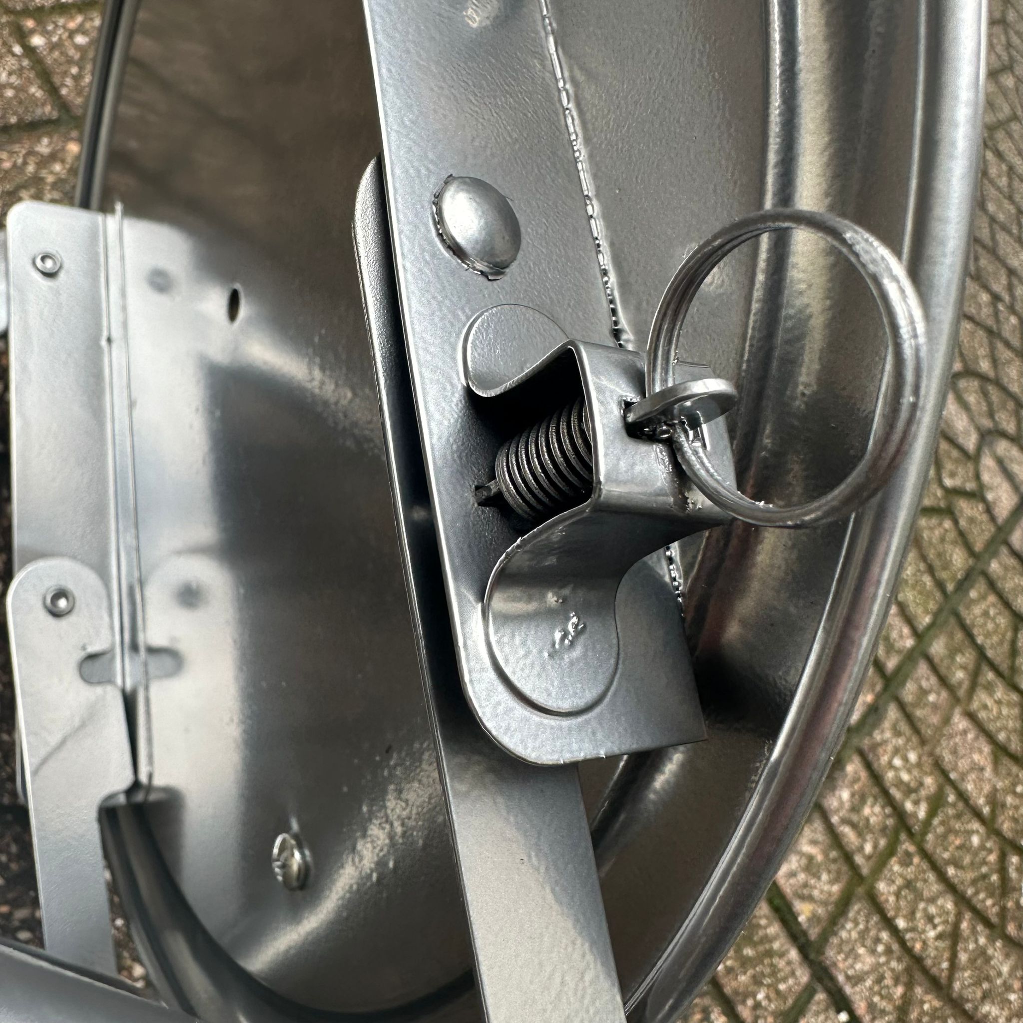 Sgabello pieghevole con struttura in acciaio seduta e schienale imbottiti in PVC Easy