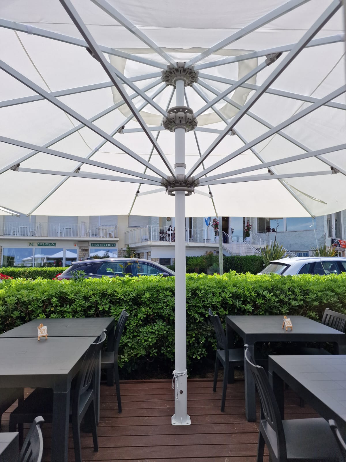 Grand parasol de jardin 5x5 m avec mât central télescopique en aluminium et housse en polyester Sagitta