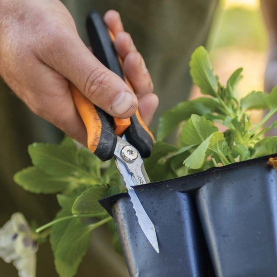 Ciseaux polyvalents avec lames en acier et étui Fiskars