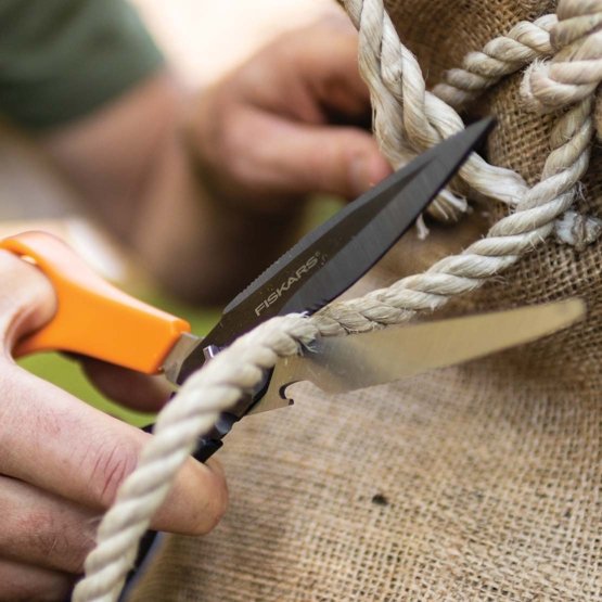 Ciseaux polyvalents avec étui coupe-ruban et aiguiseur de lame Fiskars