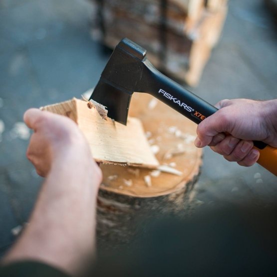 Accepte la hache de coupe professionnelle FISKARS XSX7, pratique et portable.