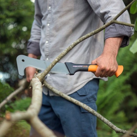 Hache professionnelle pratique Woodxpert FISKARS pour couper des branches