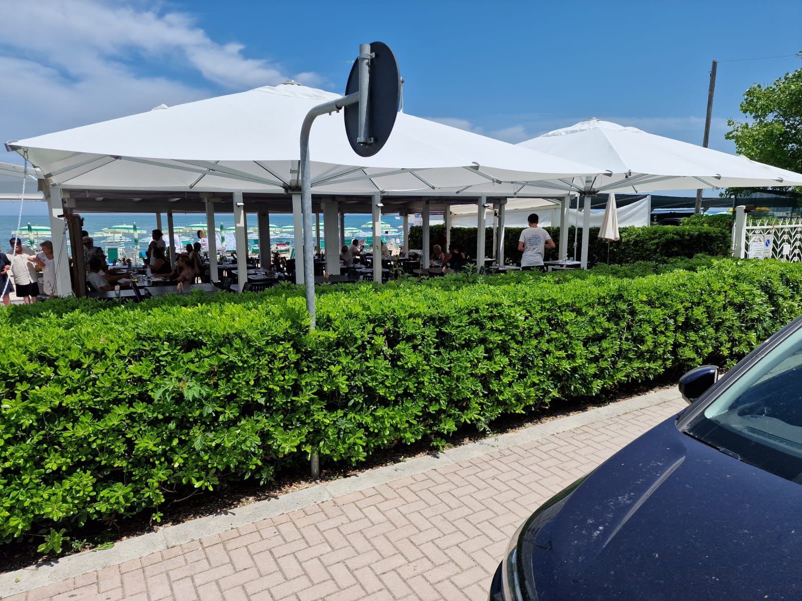 Grand parasol de jardin 5x5 m avec mât central télescopique en aluminium et housse en polyester Sagitta
