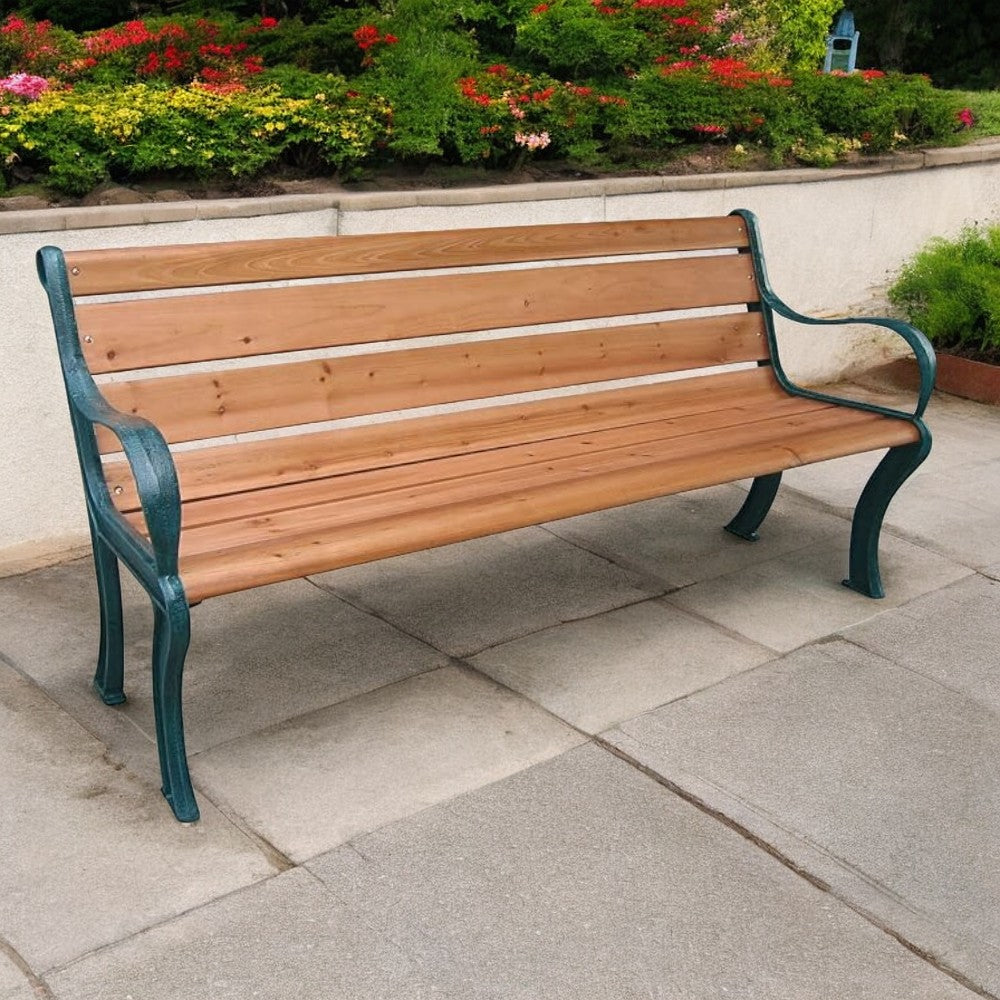 Banc de jardin avec structure en fonte et lattes en bois traité