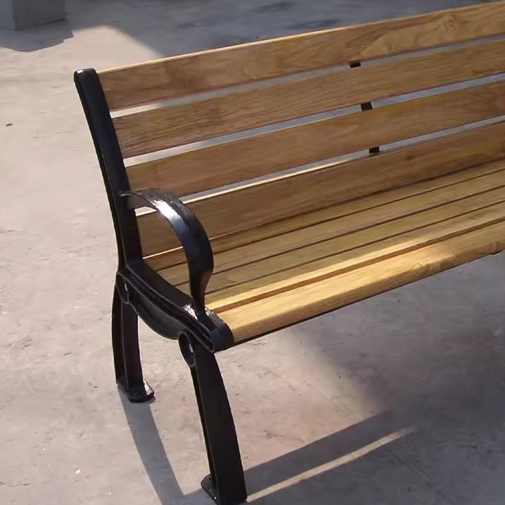 Banc de jardin avec structure en fonte et lattes en bois traité