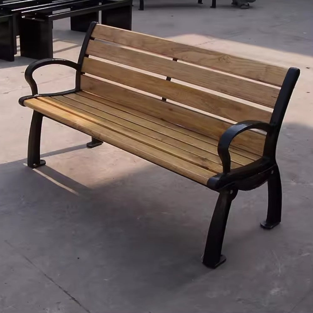 Banc de jardin avec structure en fonte et lattes en bois traité