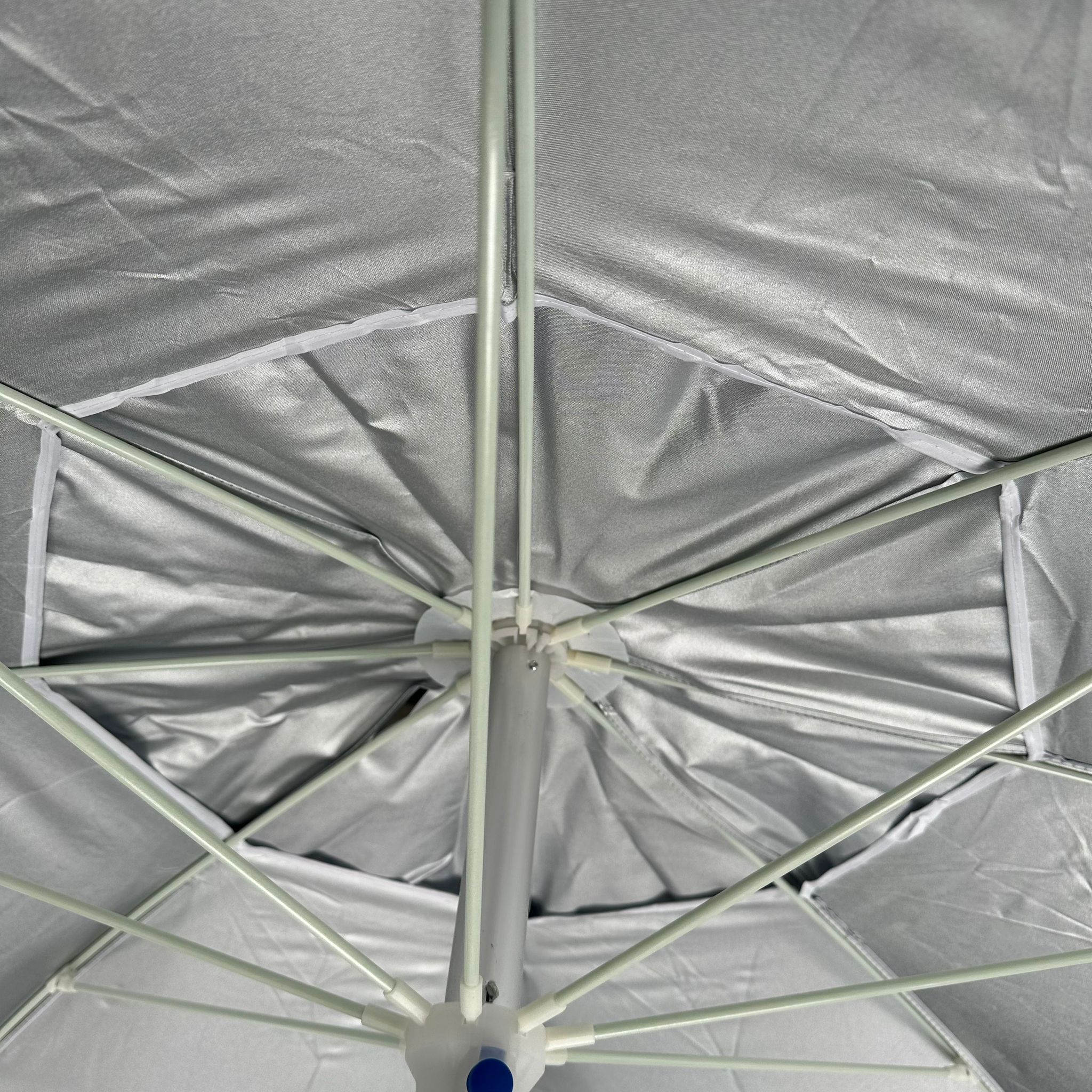 Parasol rond 2,20 m avec mât en aluminium et housse en polyester White Beach