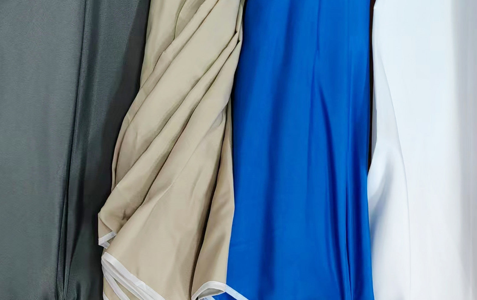 Parasol avec mât en métal et toile en polyester avec sac de transport et grille d'aération Poly