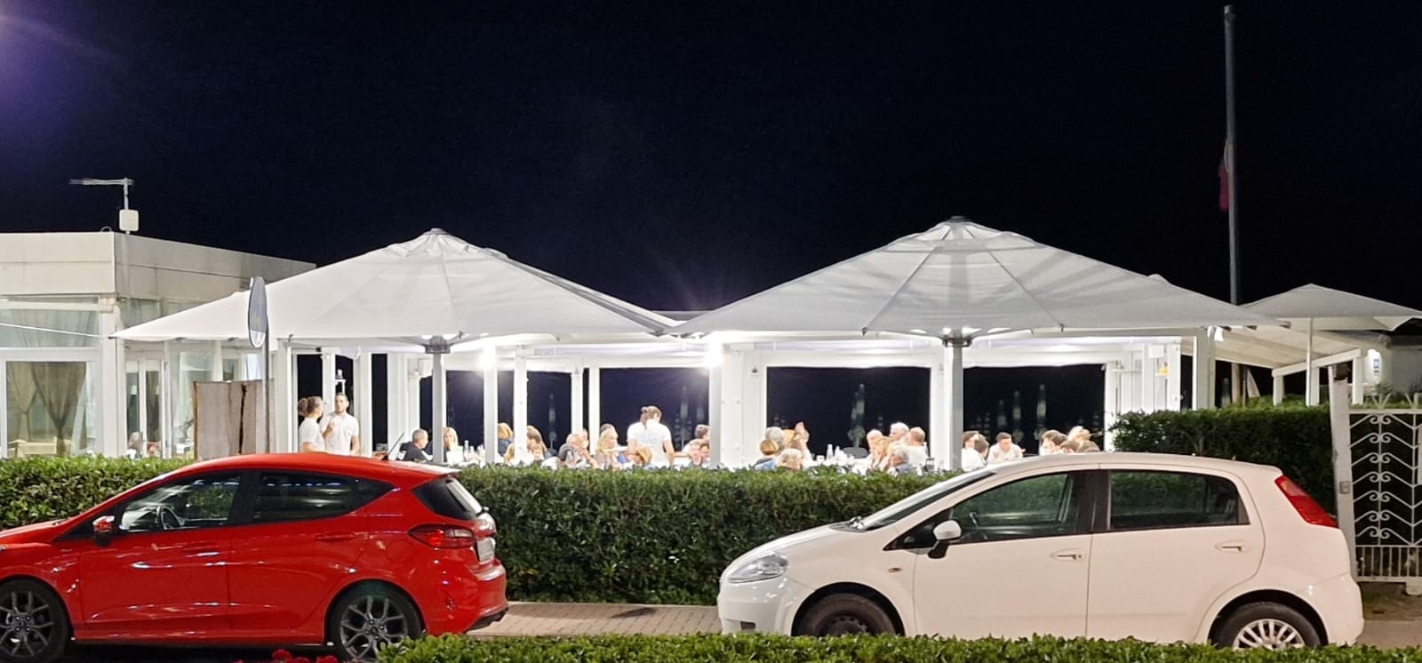 Grand parasol de jardin 5x5 m avec mât central télescopique en aluminium et housse en polyester Sagitta