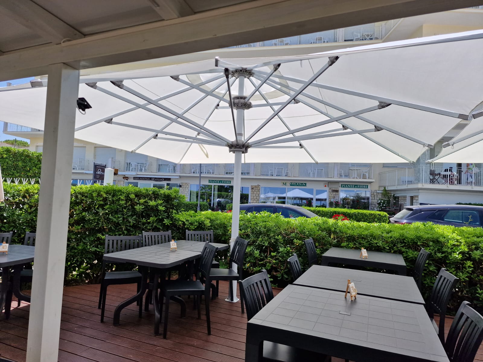 Grand parasol de jardin 5x5 m avec mât central télescopique en aluminium et housse en polyester Sagitta