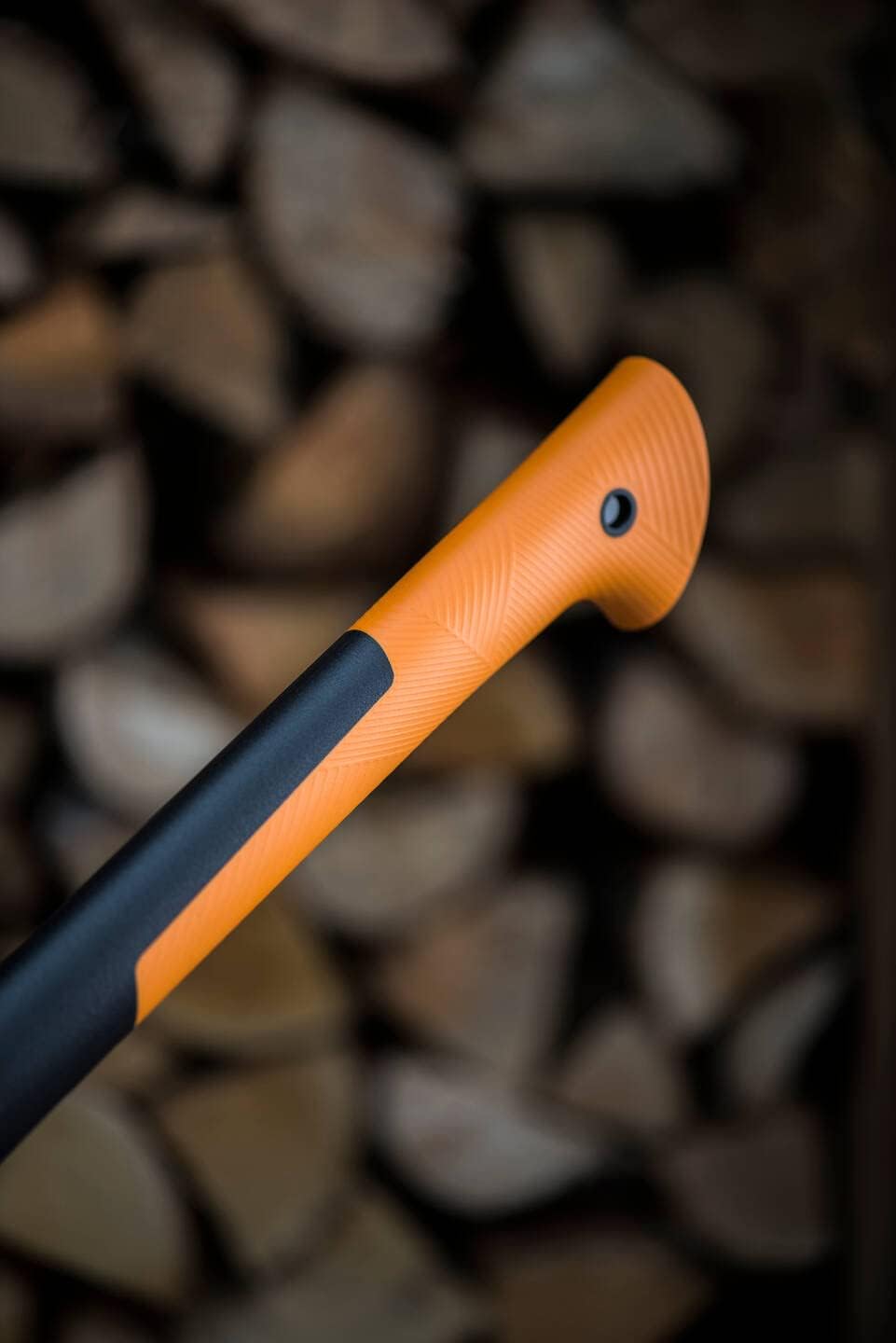 Accepte la hache de coupe professionnelle FISKARS XSX7, pratique et portable.