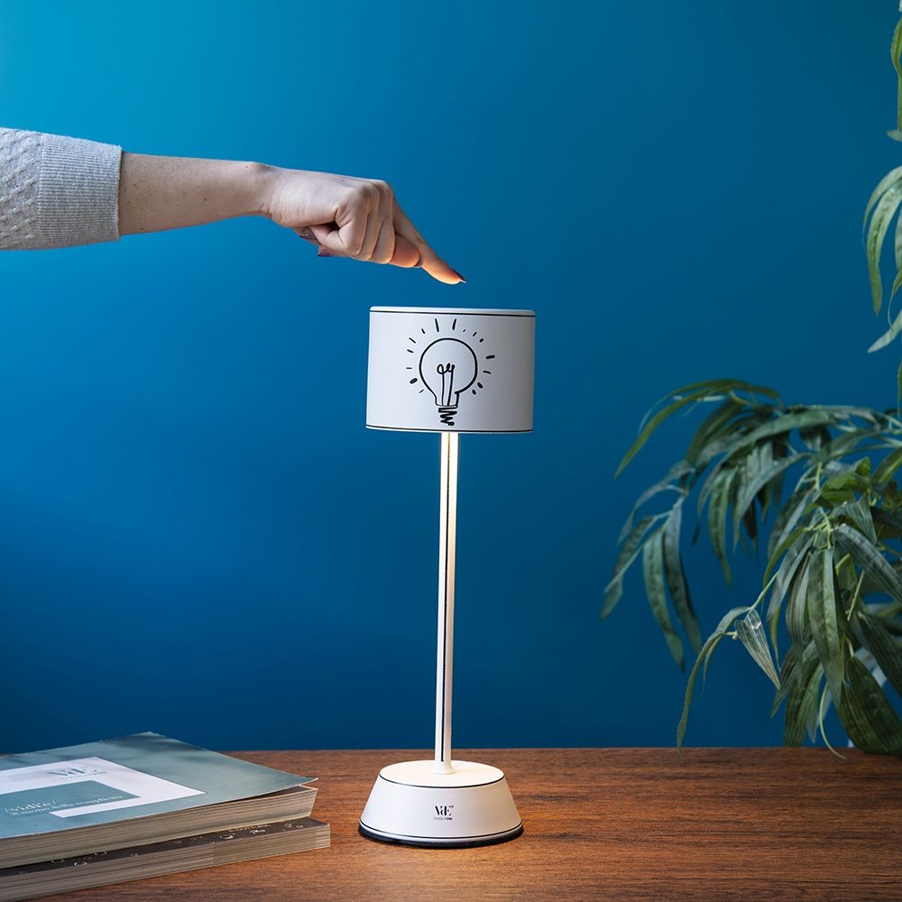 Lampada da tavolo touch ricaricabile bianca con decoro 3 intensità di luce calda fredda naturale ambiente interno esterno