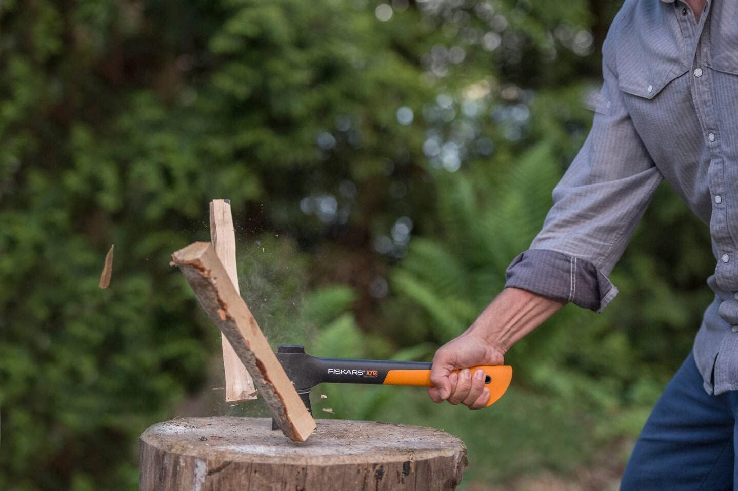 Accepte la hache de coupe professionnelle FISKARS XSX7, pratique et portable.