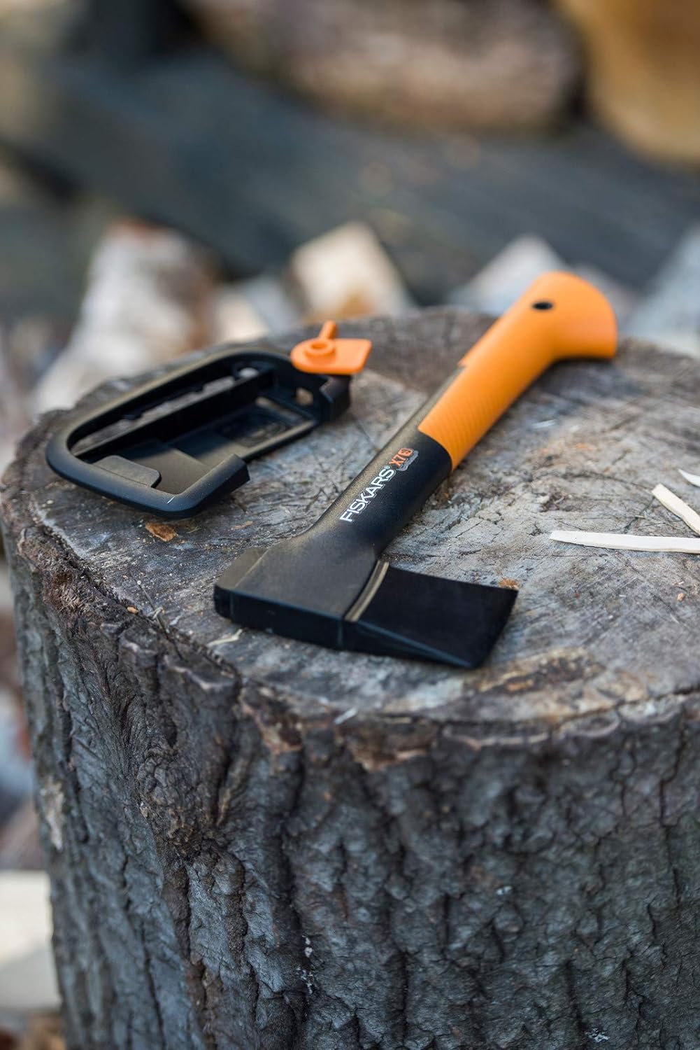 Accepte la hache de coupe professionnelle FISKARS XSX7, pratique et portable.