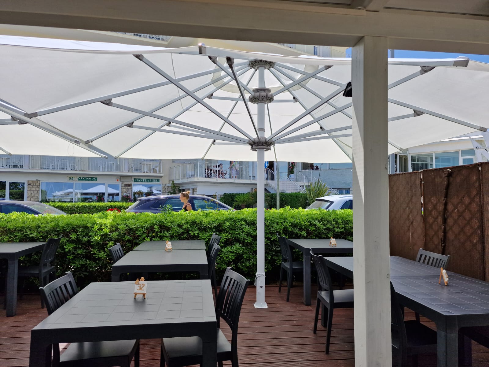 Grand parasol de jardin 5x5 m avec mât central télescopique en aluminium et housse en polyester Sagitta