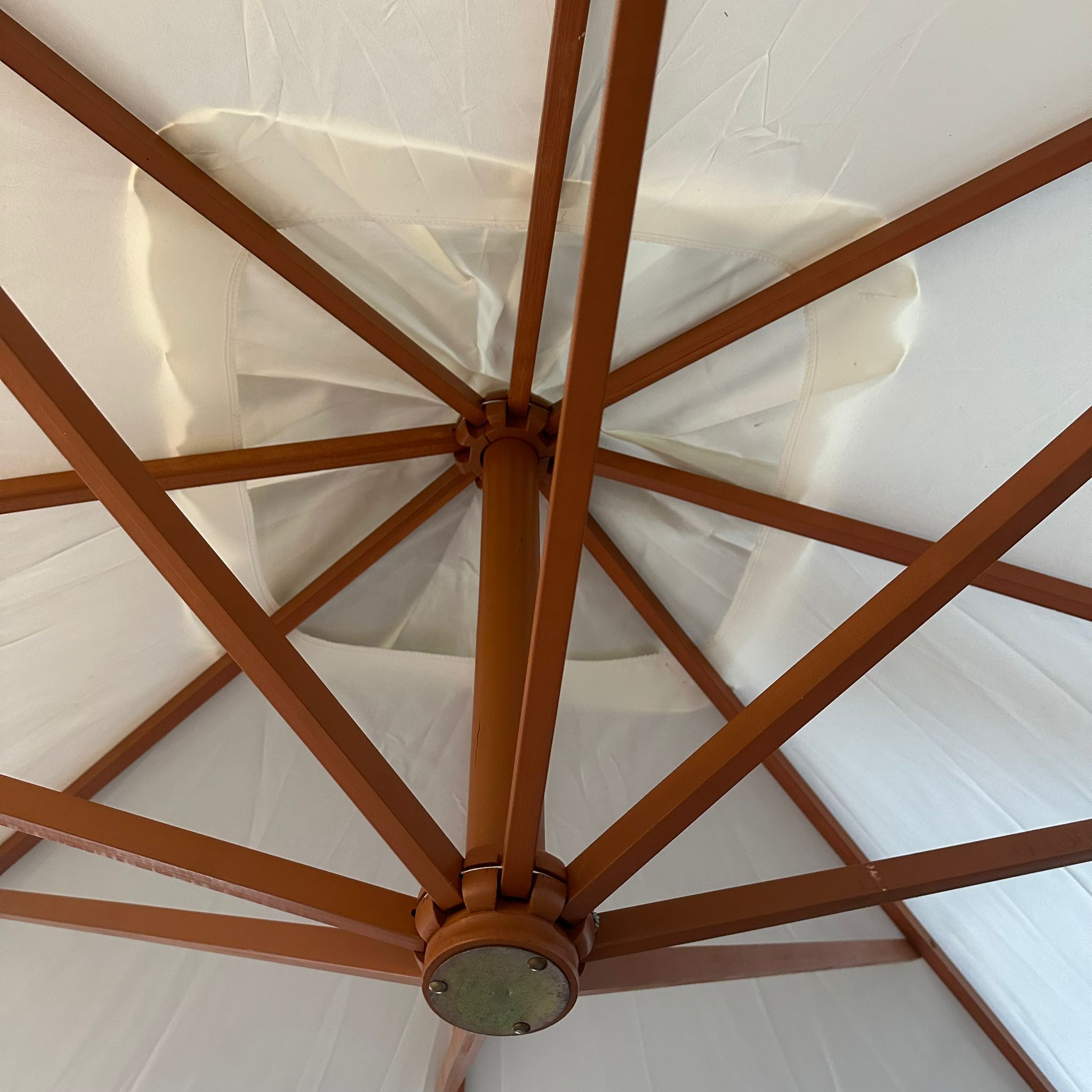 <transcy>Parasol en bois naturel 300x300 cm avec base de support</transcy>