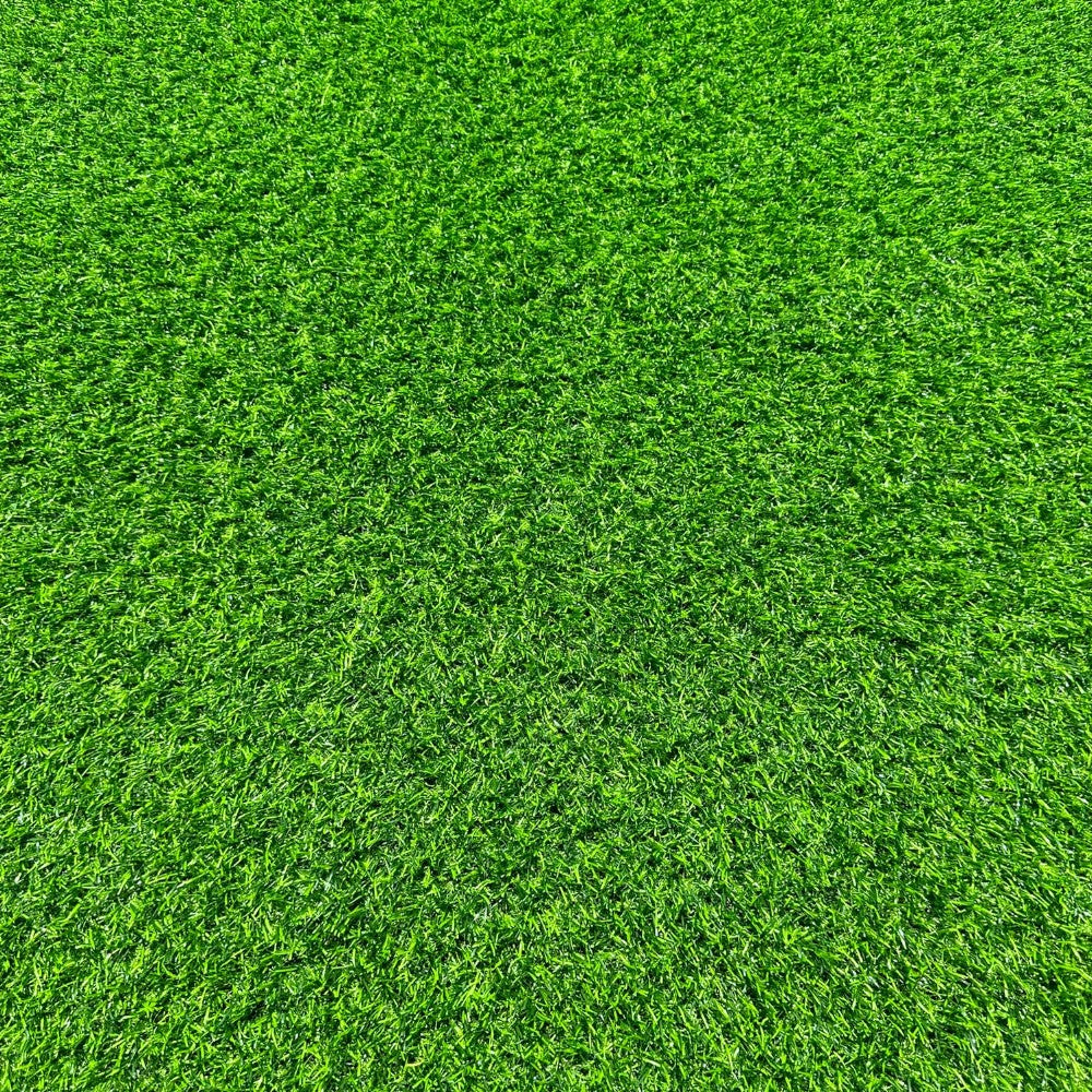 Prato sintetico verde con fori di drenaggio per esterno spessore 15 mm in rotoli da 10 mt.