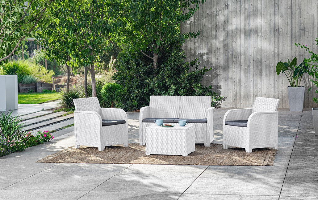 Salon de jardin extérieur composé d'un canapé, de fauteuils et d'une table basse en rotin blanc Keter Rosalie
