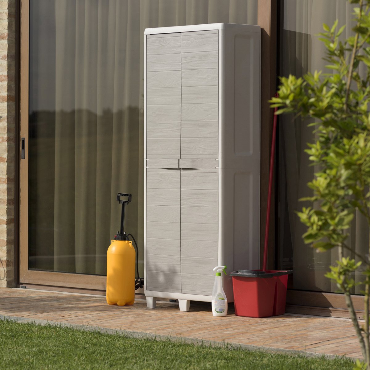 Armoire à balais et portes de jardin extérieur en résine effet bois Woody's Toomax