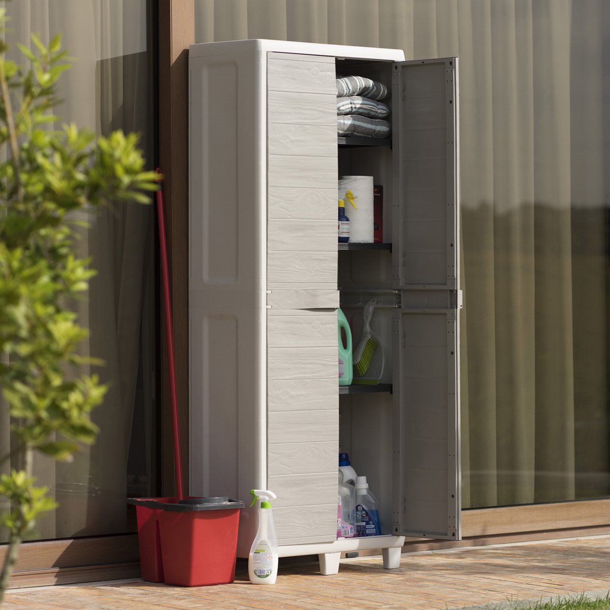 Armoire d'extérieur à étage en résine avec 2 portes effet bois et étagères réglables Woody's Toomax