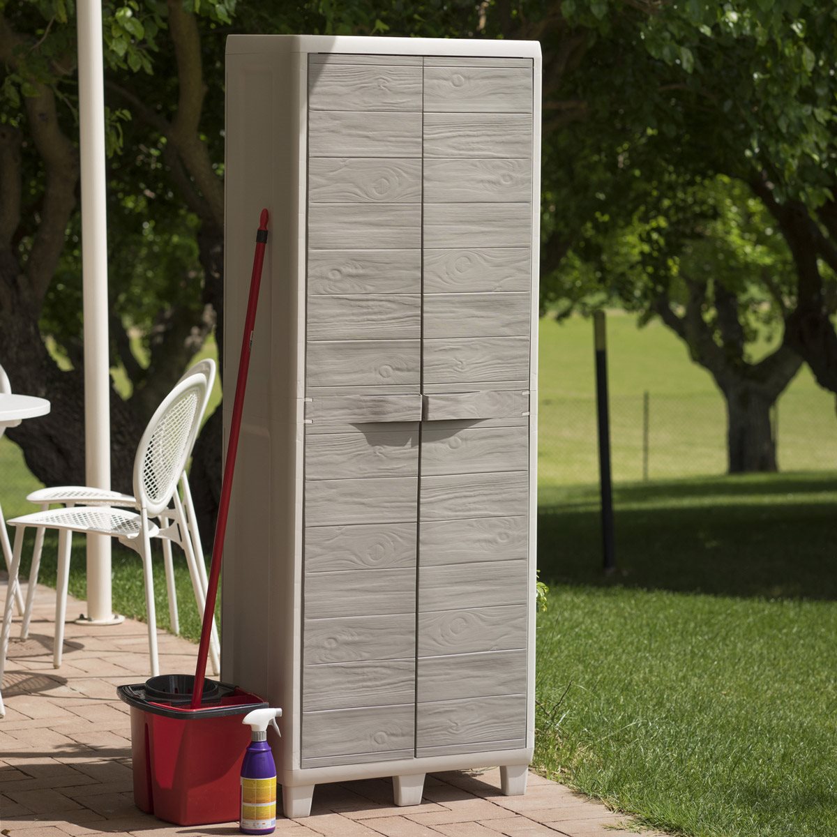 Armoire d'extérieur à étage en résine avec 2 portes effet bois et étagères réglables Woody's Toomax