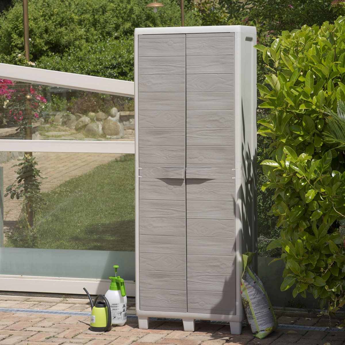 Armoire d'extérieur à étage en résine avec 2 portes effet bois et étagères réglables Woody's Toomax