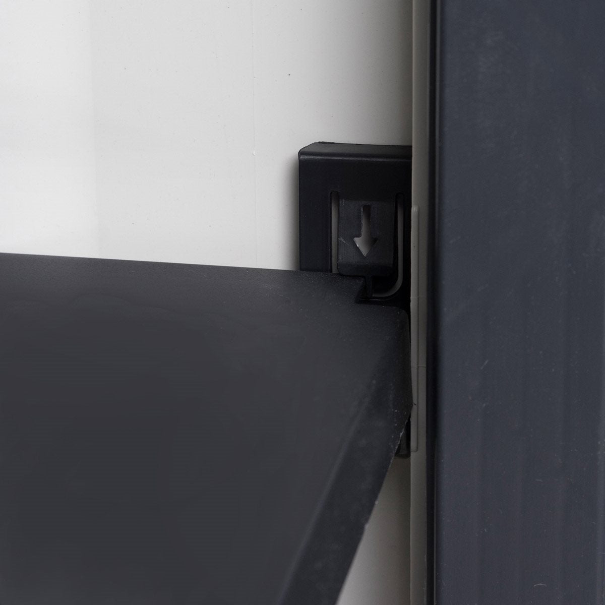 Armoire d'extérieur à étage en résine avec 2 portes effet bois et étagères réglables Woody's Toomax