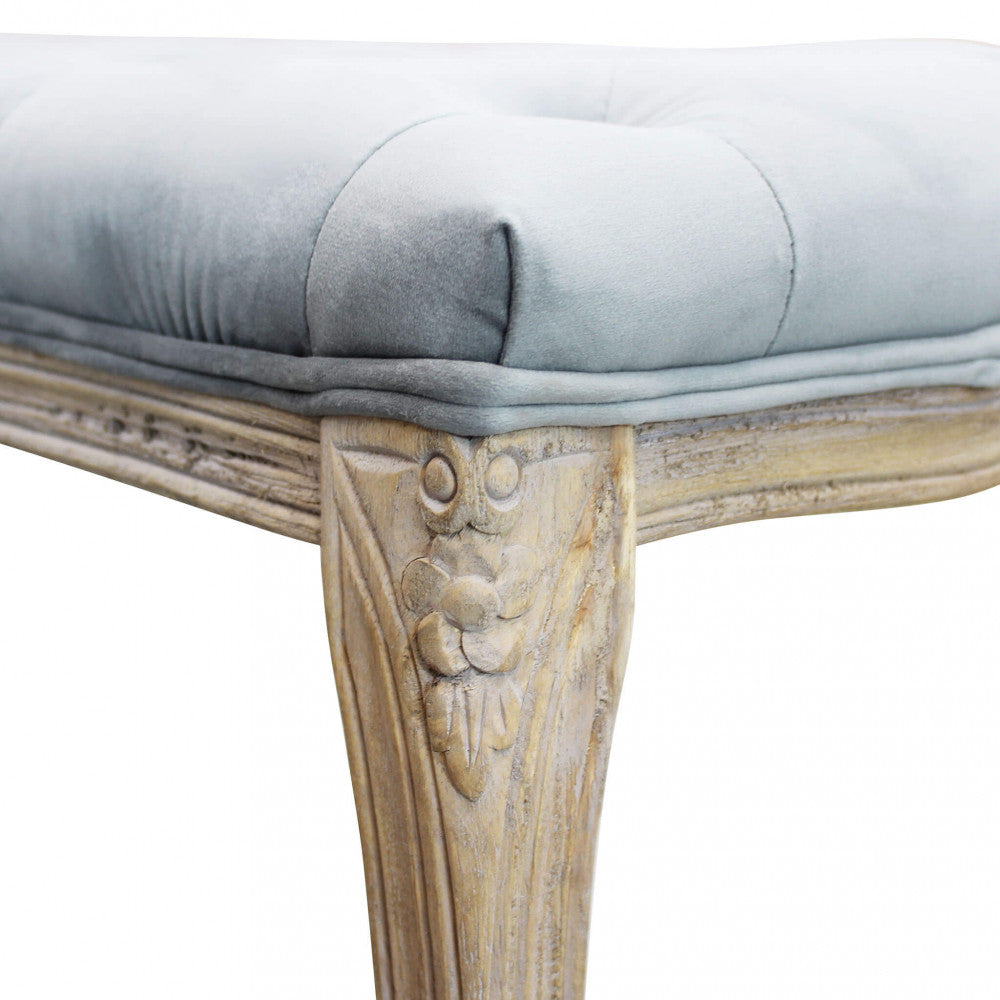 Banquette de salon d'intérieur avec assise capitonnée et revêtement velours gris clair Vieille France