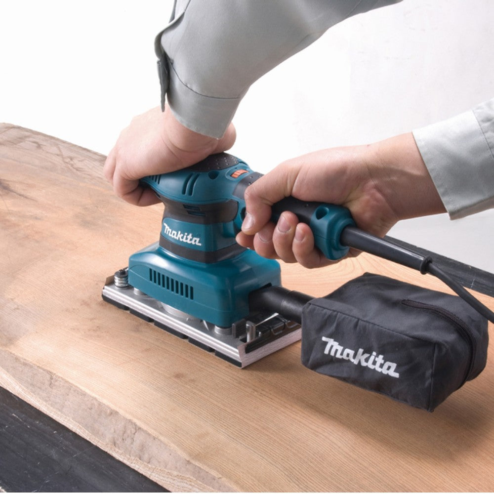 Ponceuse orbitale silencieuse et ergonomique avec contrôle de vitesse BO3711 Makita 190 watts