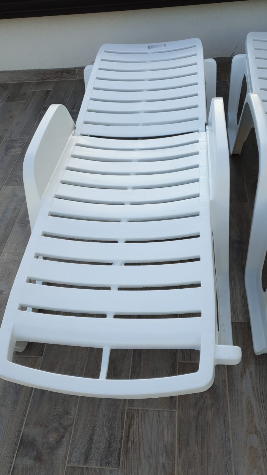 Chaise longue d'extérieur en résine avec dossier inclinable et empilable Blanc.