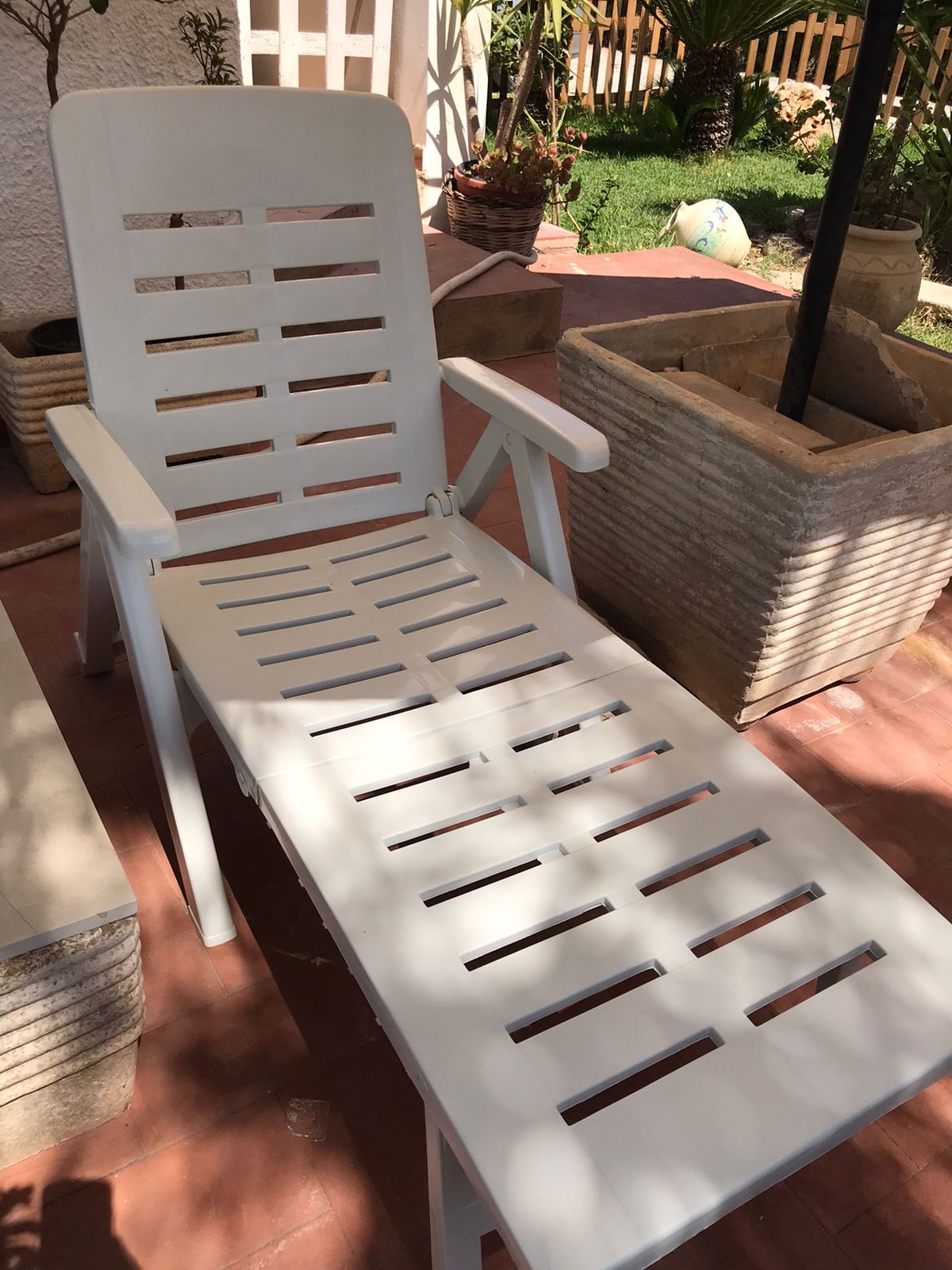 Chaise longue de jardin pliante et inclinable à roulettes en résine Blanc Émeraude