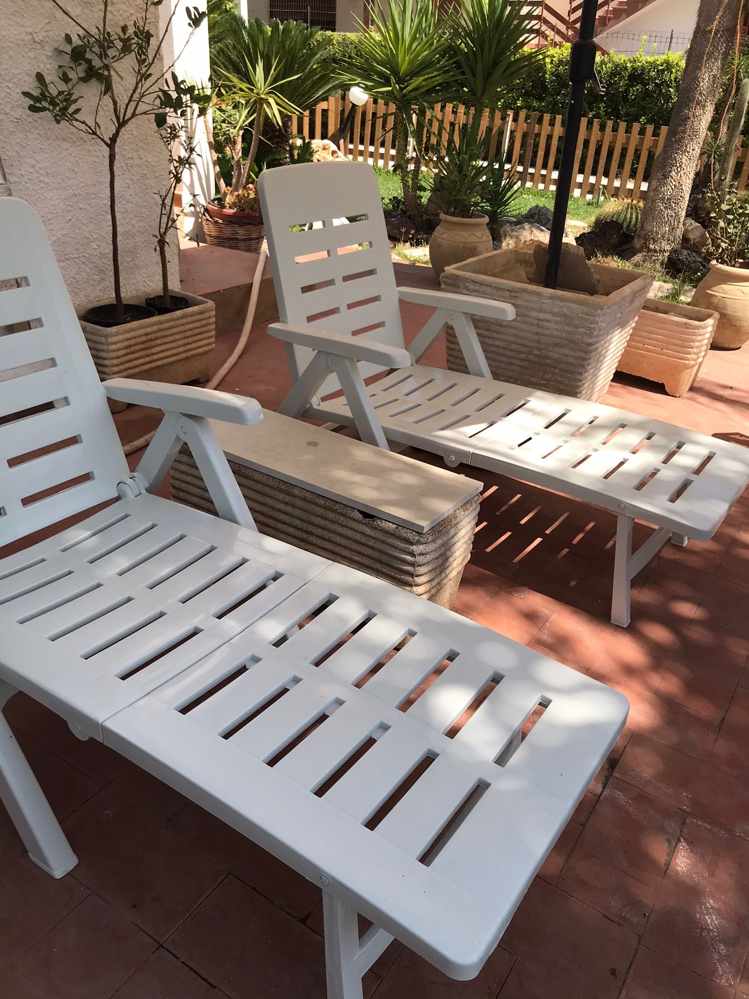 Chaise longue de jardin pliante et inclinable à roulettes en résine Blanc Émeraude