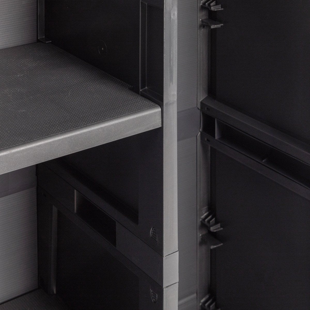 Armoire à balais en résine Trend Line Toomax avec 2 portes et 4 étagères réglables 