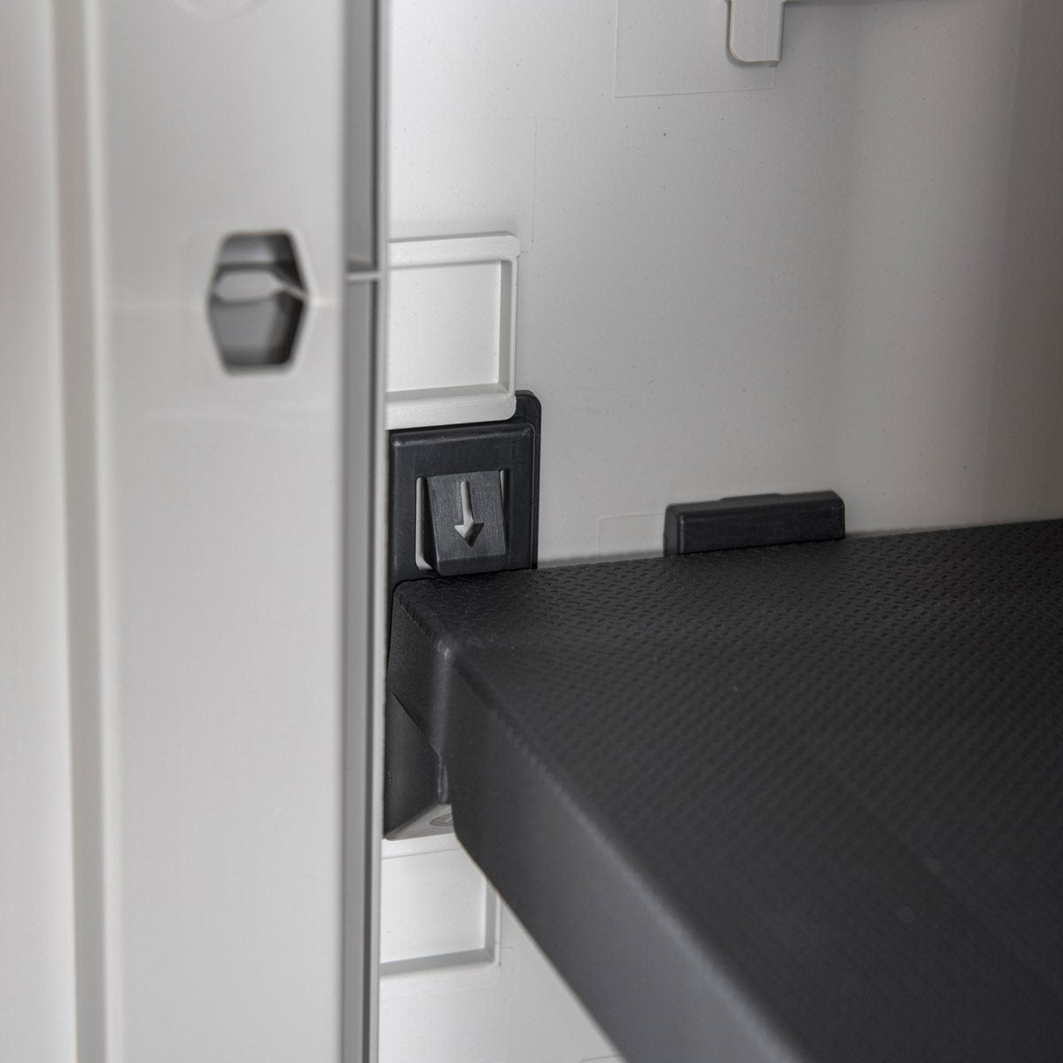 Armoire à balais en résine Urban XL Toomax avec 2 étagères latérales et 2 portes effet métal