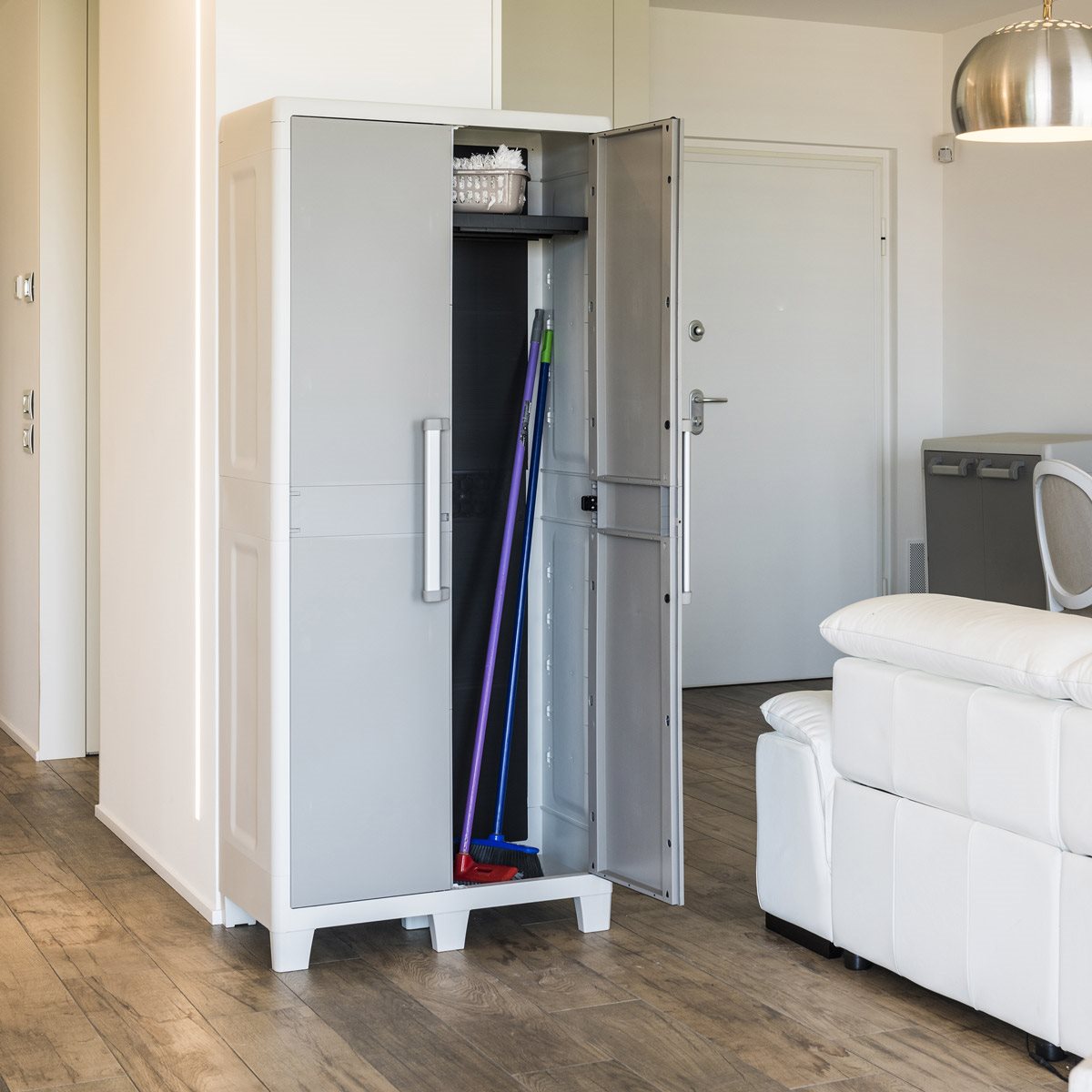 Armoire à balais en résine Urban XL Toomax avec 2 étagères latérales et 2 portes effet métal