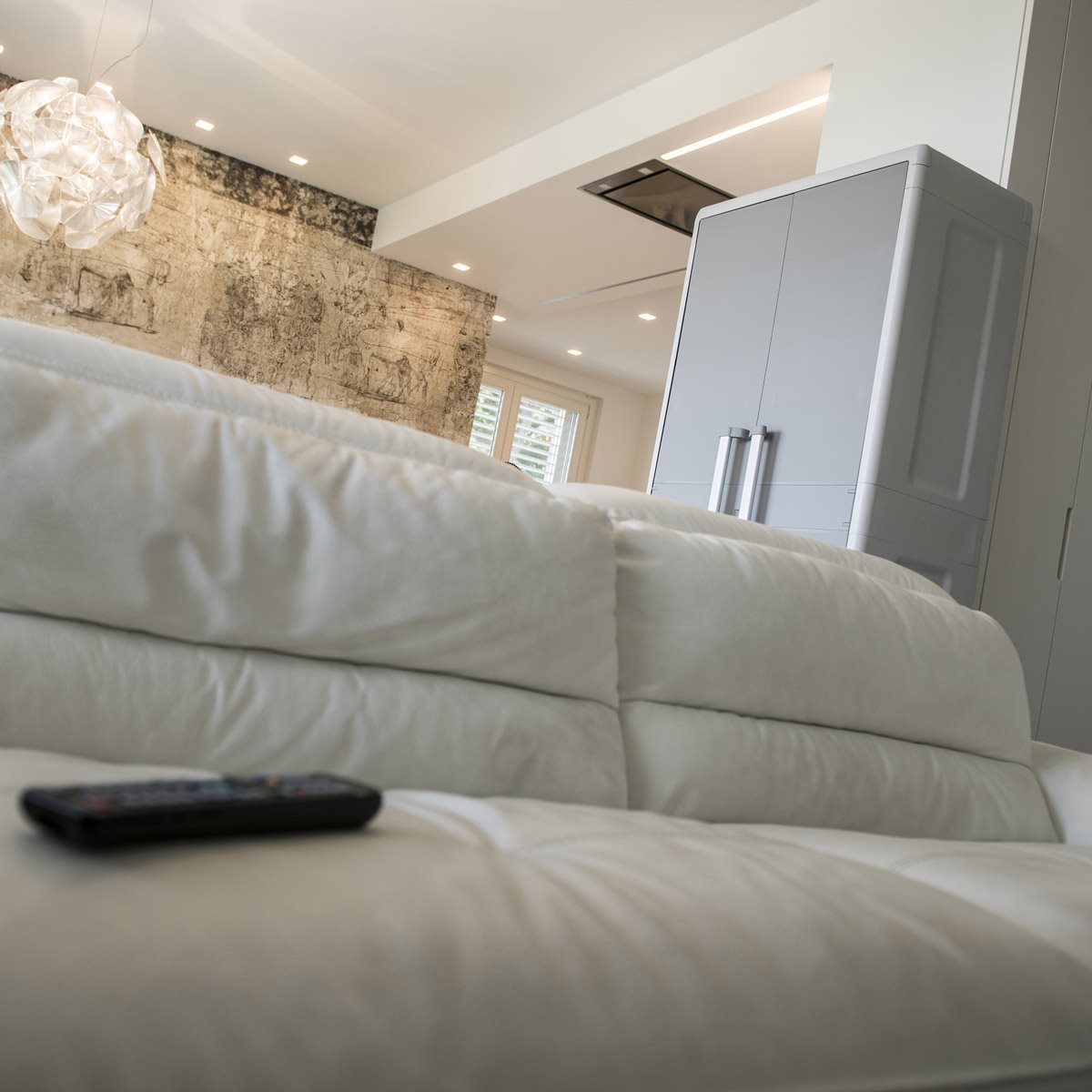 Armoire à balais en résine Urban XL Toomax avec 2 étagères latérales et 2 portes effet métal