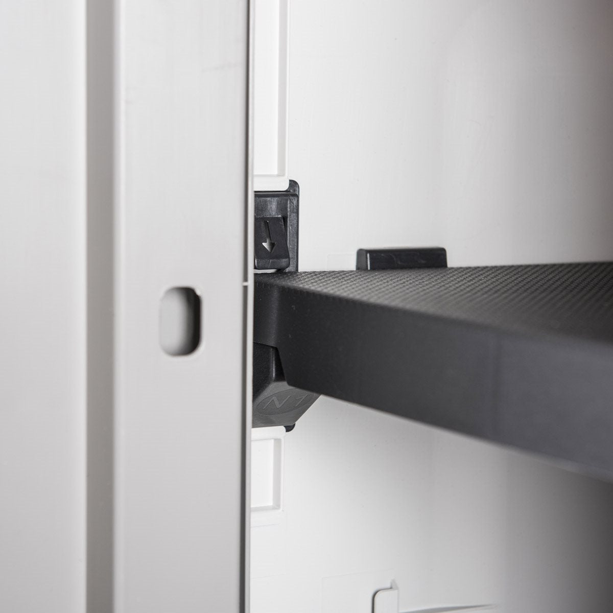 Armoire basse cadenassable toutes étagères avec 2 étagères réglables et 2 portes Urban XL Toomax