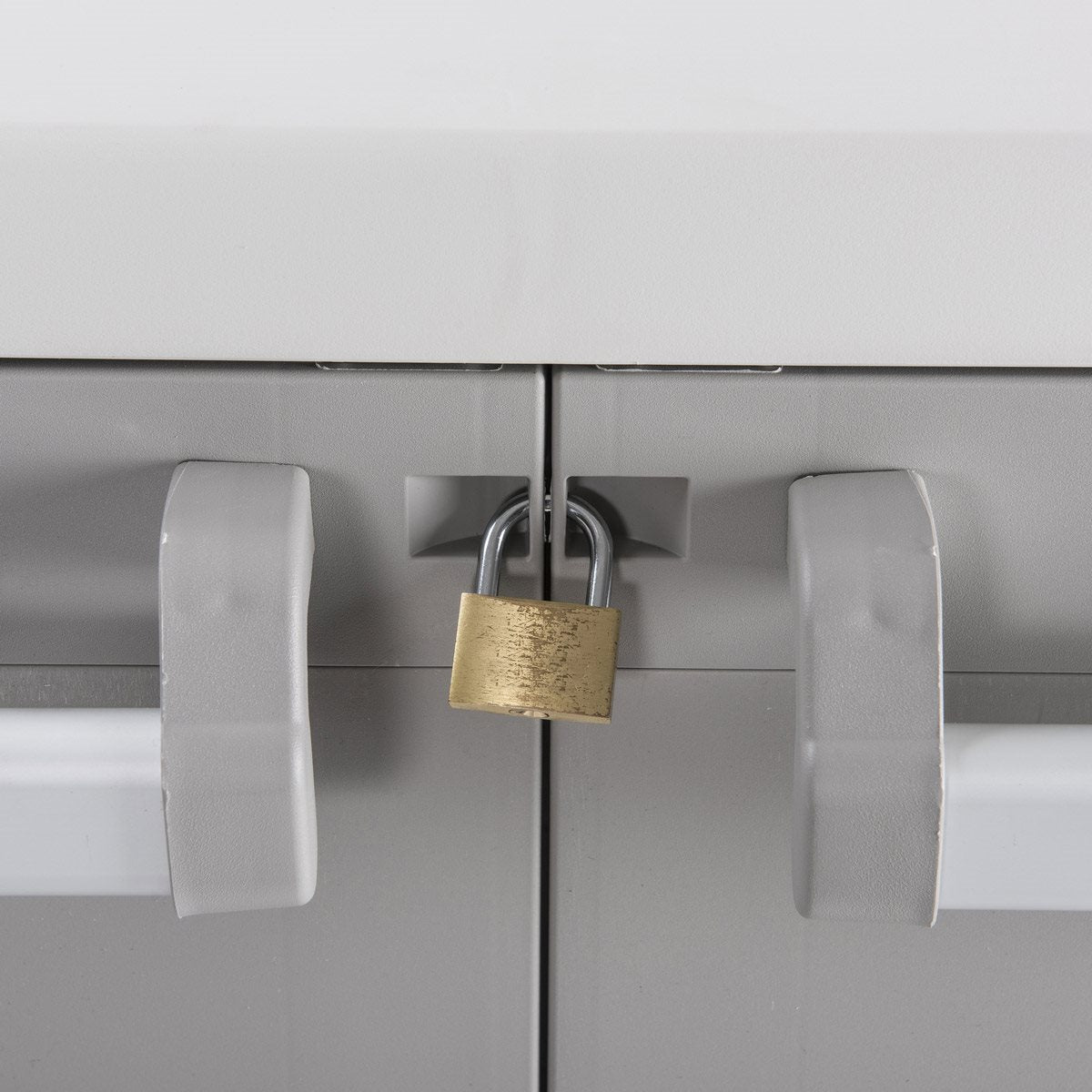 Armoire basse cadenassable toutes étagères avec 2 étagères réglables et 2 portes Urban XL Toomax