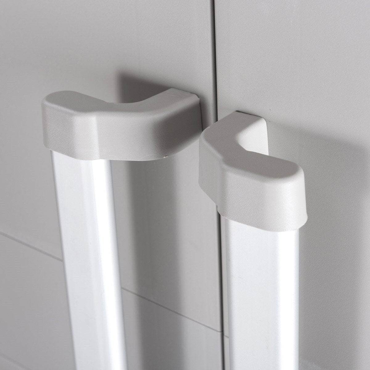 Armoire cadenassable en résine avec 2 portes et 4 étagères réglables Urban XL Toomax