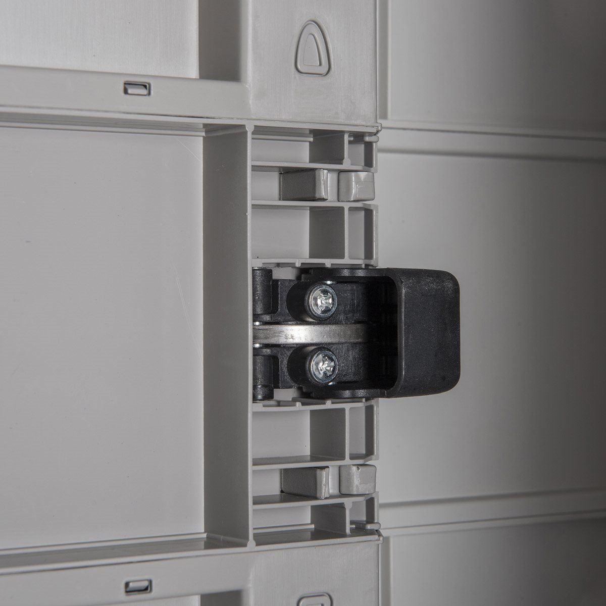 Armoire cadenassable en résine avec 2 portes et 4 étagères réglables Urban XL Toomax