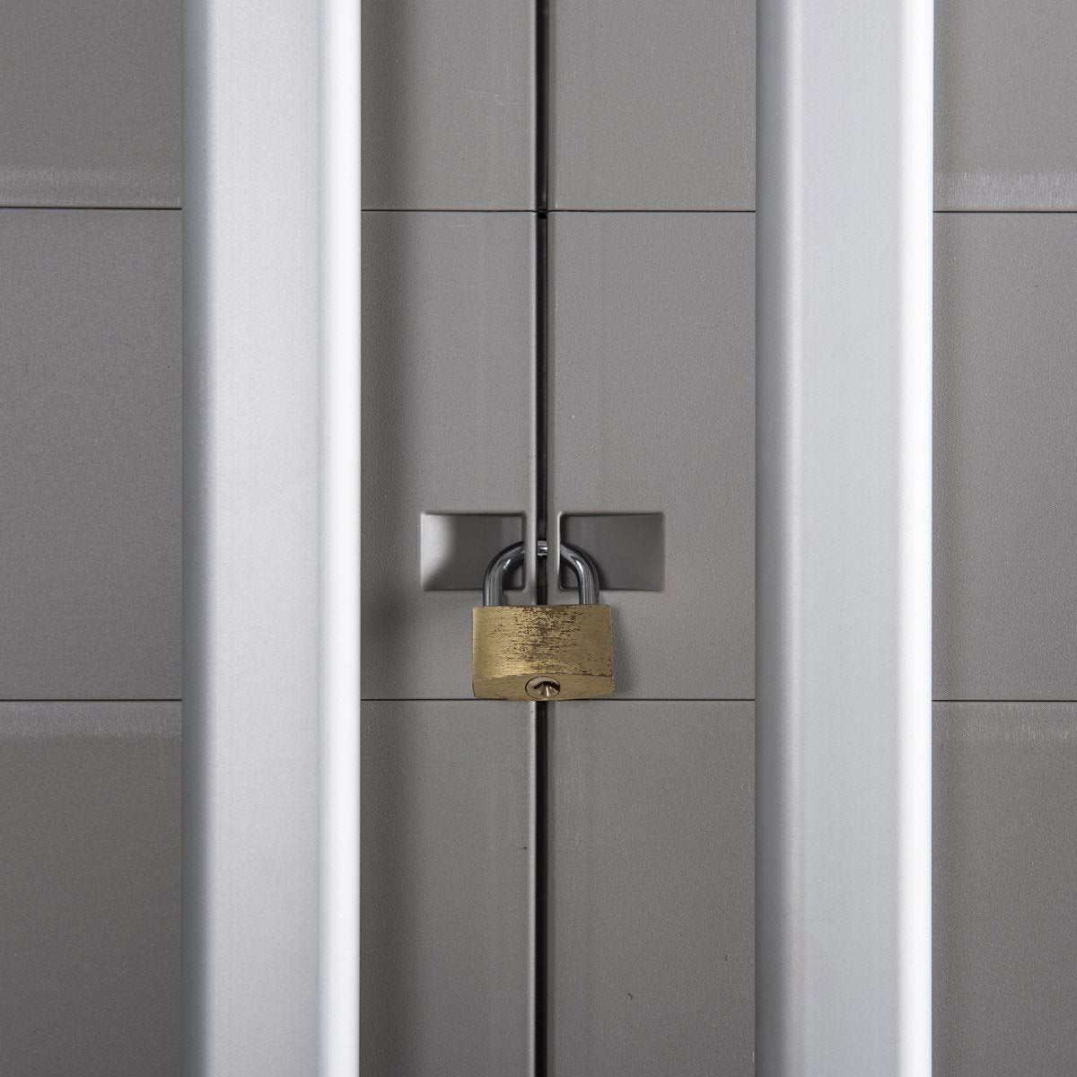 Armoire cadenassable en résine avec 2 portes et 4 étagères réglables Urban XL Toomax