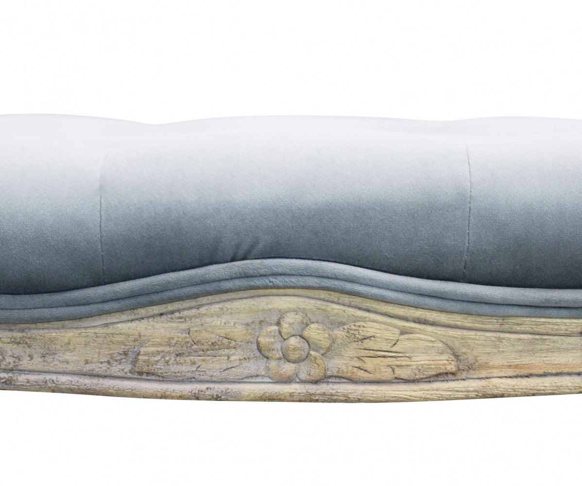 Banquette de salon d'intérieur avec assise capitonnée et revêtement velours gris clair Vieille France