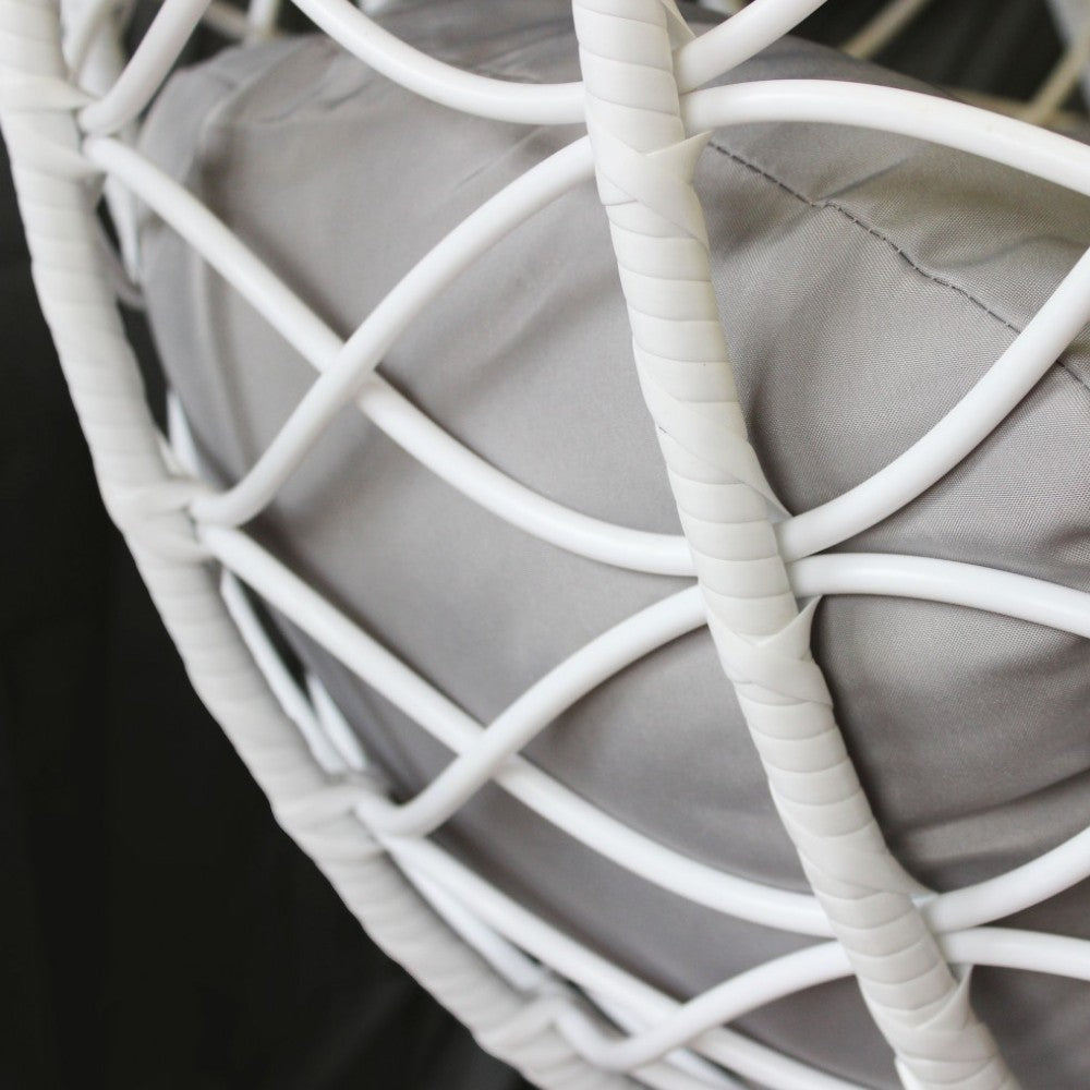 Dondolo da giardino in metallo tortora opaco con seduta in wicker grigio bianco naturale e cuscino poliestere elegante resistente