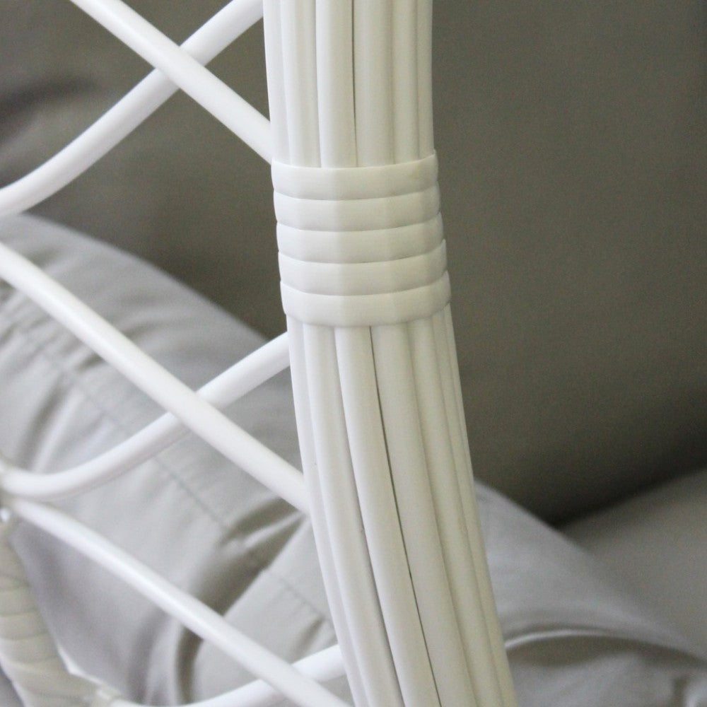 Dondolo da giardino in metallo tortora opaco con seduta in wicker grigio bianco naturale e cuscino poliestere elegante resistente