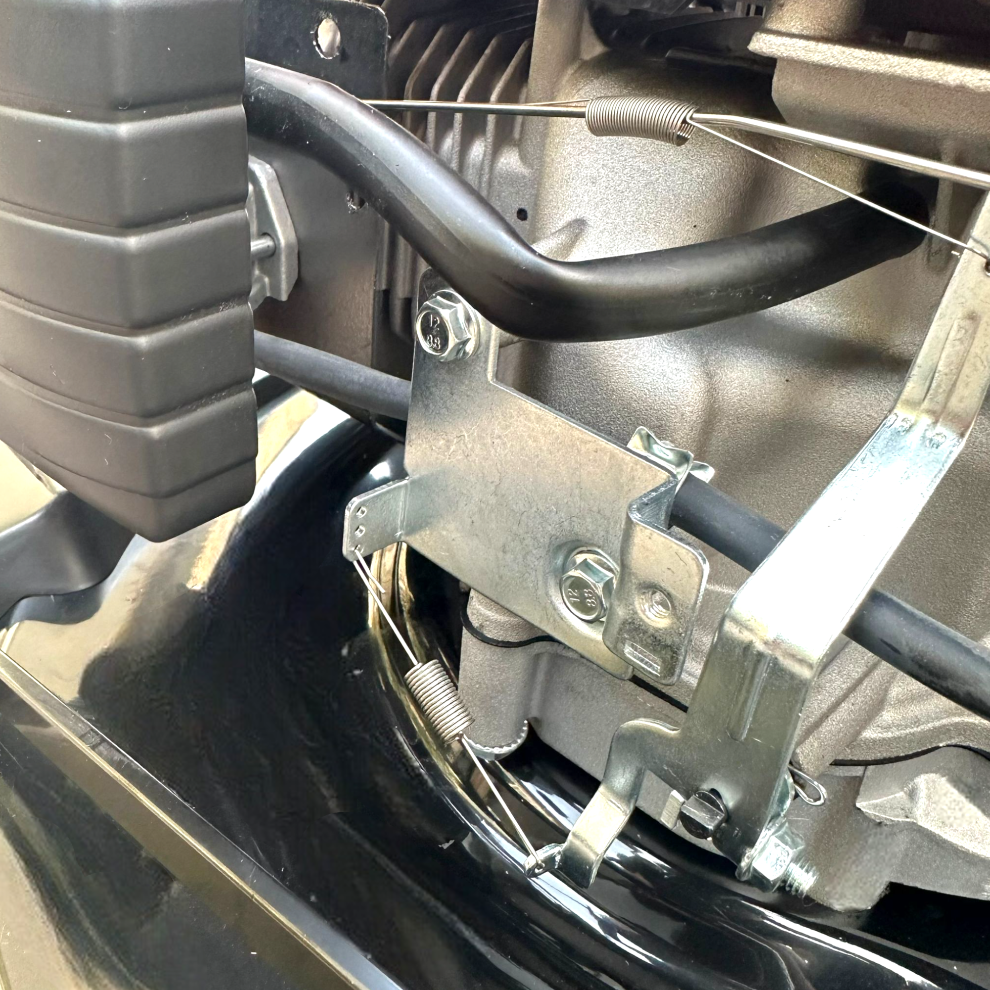 Tondeuse à gazon automotrice de 173 cm3 avec allumage électronique et hauteur de coupe réglable 