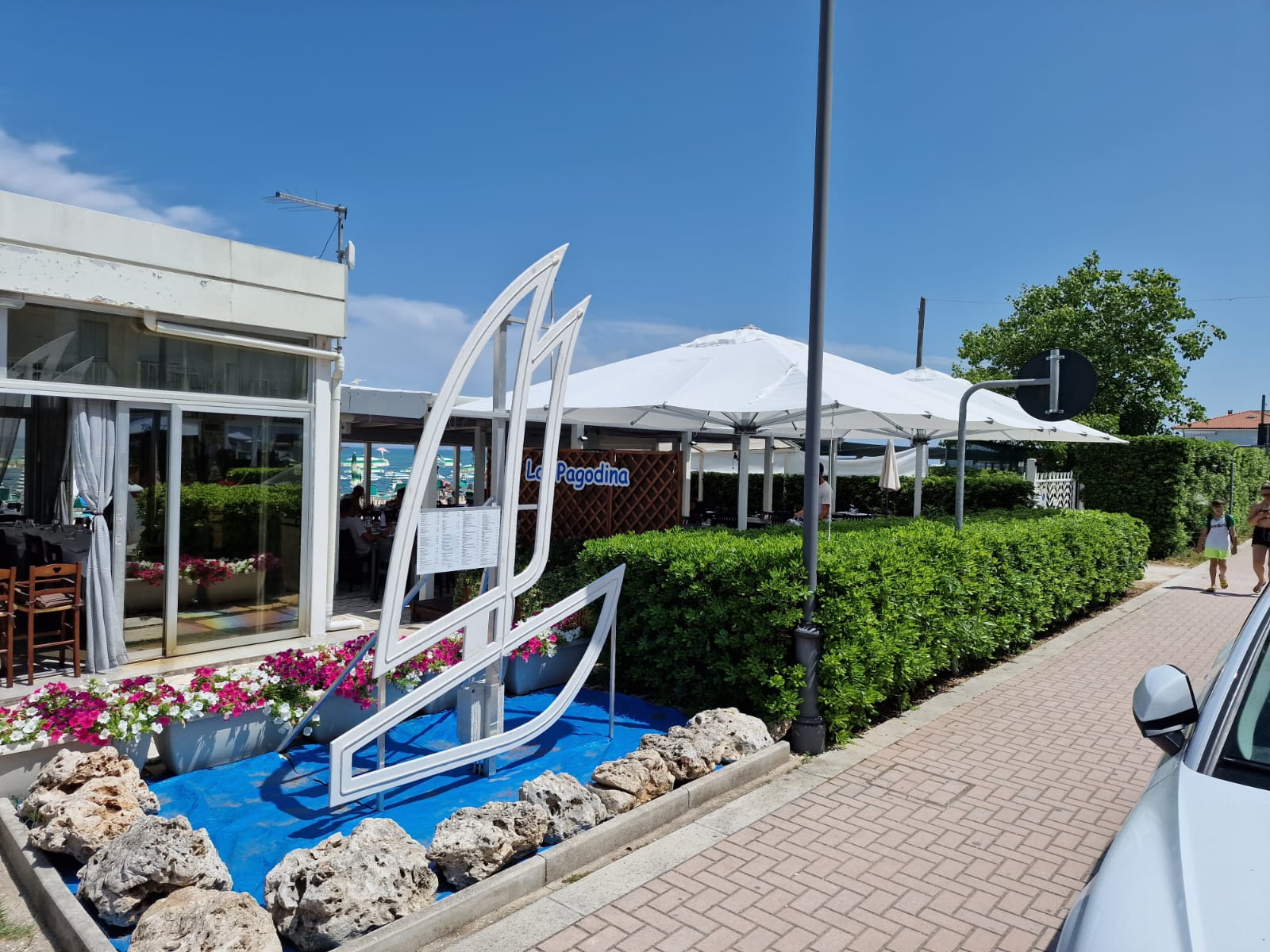 Grand parasol de jardin 5x5 m avec mât central télescopique en aluminium et housse en polyester Sagitta