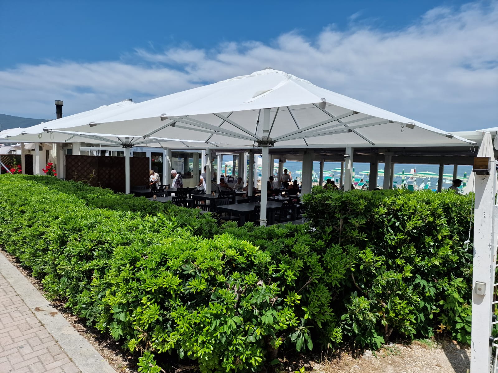 Grand parasol de jardin 5x5 m avec mât central télescopique en aluminium et housse en polyester Sagitta
