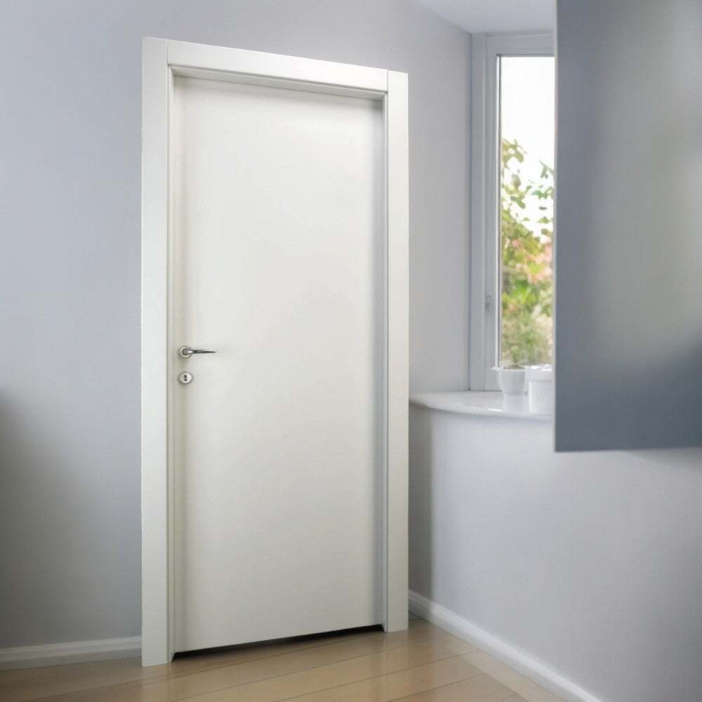 Porte battante intérieure réversible moderne en bois de sapin blanc lisse jointée avec serrure et profilés 