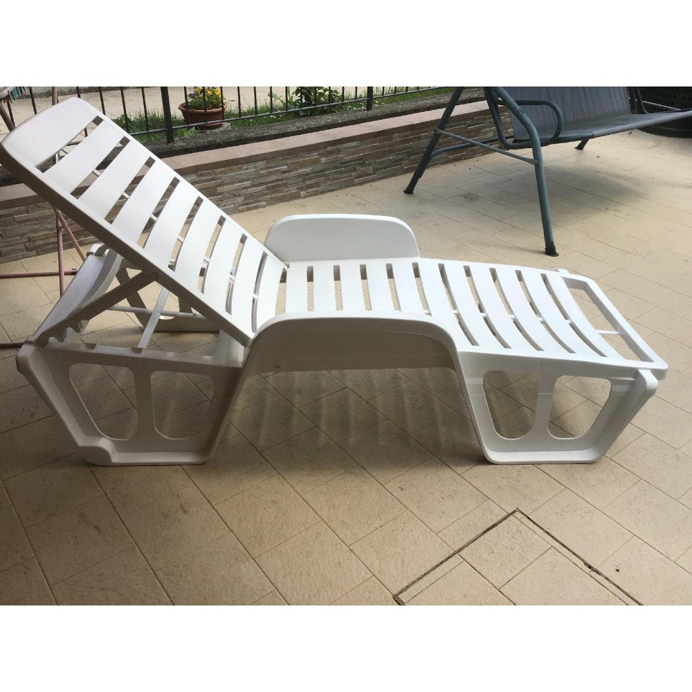 Chaise longue d'extérieur en résine avec dossier inclinable et empilable Blanc.