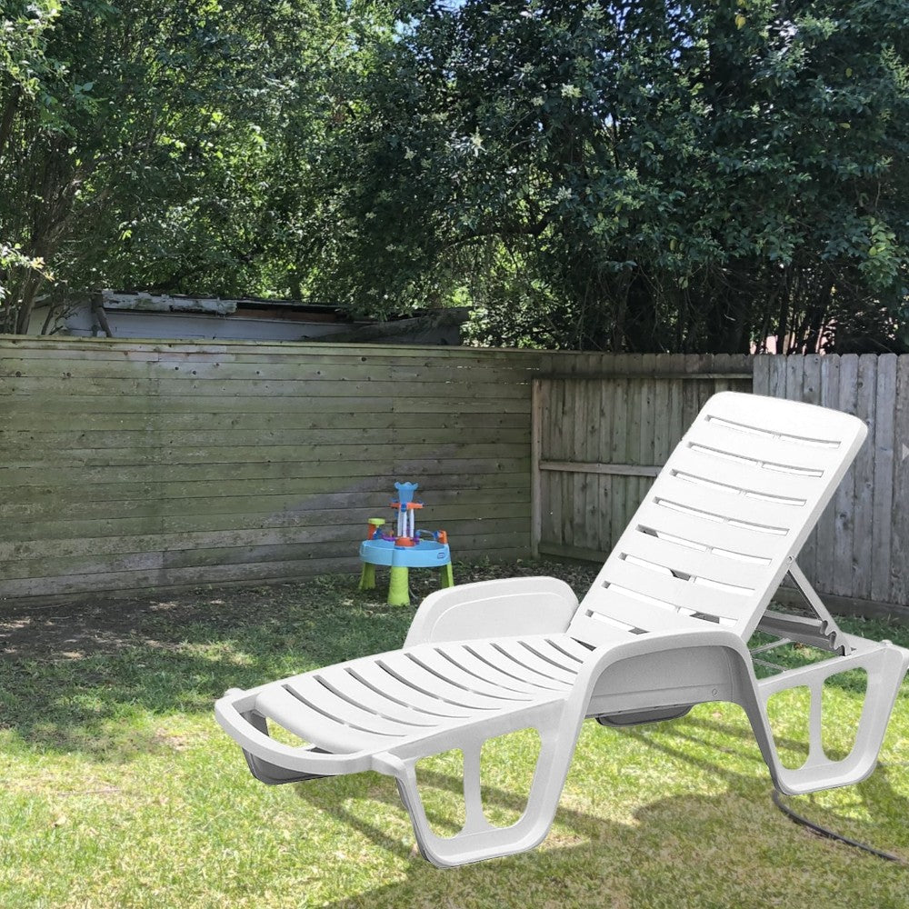 Chaise longue d'extérieur en résine avec dossier inclinable et empilable Blanc.